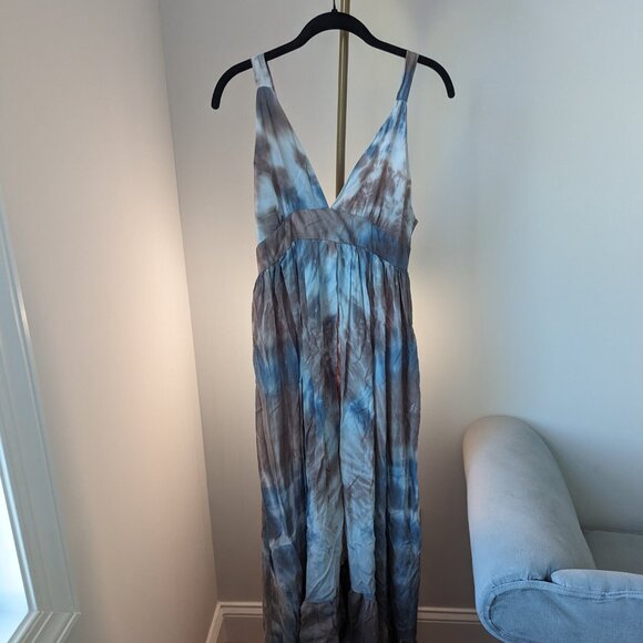 Maxi sleeveless dress with small train - Picture 2 of 4